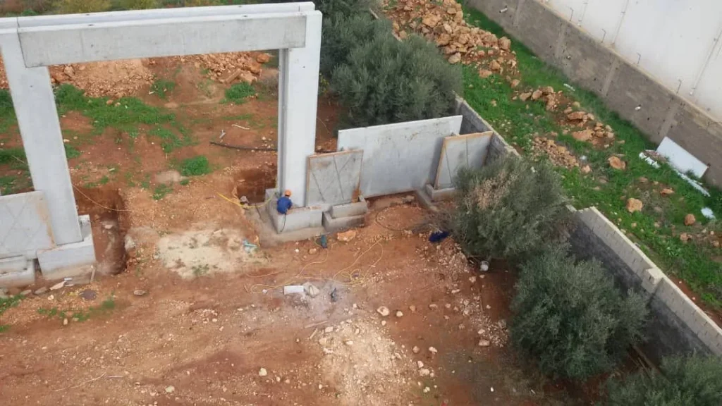 مشروع إنشاء وتركيب سور من الخرسانة المسلحة مسبقة الصب (1)